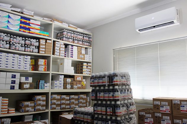 Ar condicionado foi instalado na Farmácia Municipal para preservar melhor os medicamentos (Foto: JFP Notícias)